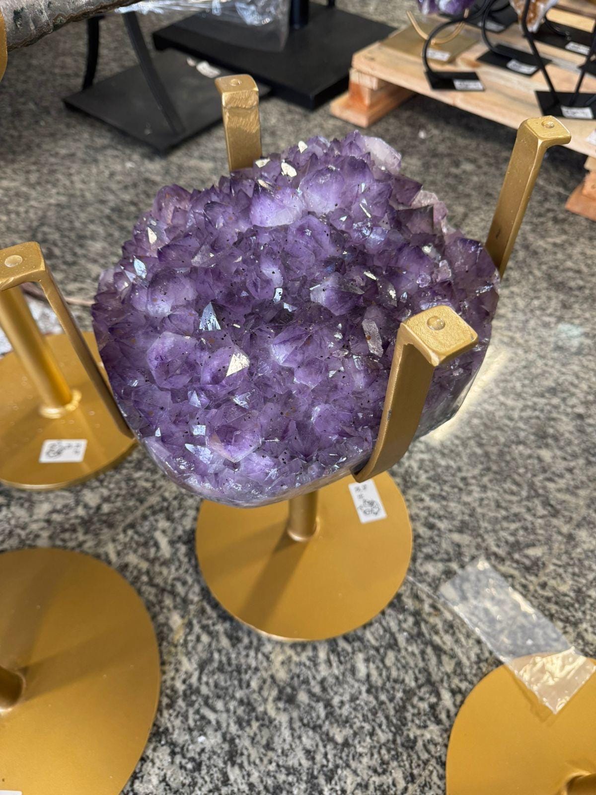 MÅNEDENS UTVALGTE / 40% OFF - Extra Plus Amethyst AAA+ Quality Geode Coffe - Side table Golden Metal Frame Table w/Druzy big Cluster, 16.3kg, ca.45x30cm, Høyde 45cm