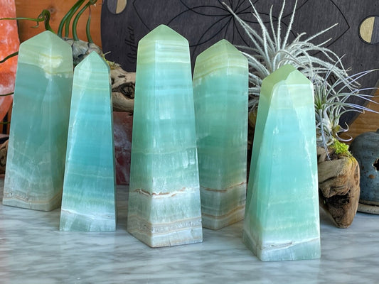 Supervakre Carribean Green Pastichio Calcite TÅrnkrystaller, ca. 16 - 18cm - 400gram