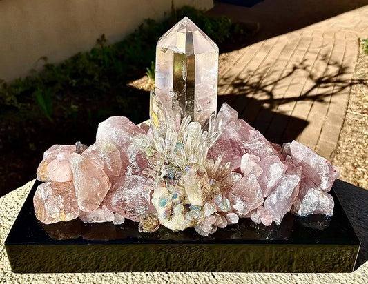 Fantastisk håndlaget ILLUMINATION QUARTZ LED Lampedekorasjon “I HEART YOU” med Clear Quartz, Raw Rose Quartz, Angel Aura Quartz mm.
