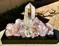 Fantastisk håndlaget ILLUMINATION QUARTZ LED Lampedekorasjon “I HEART YOU” med Clear Quartz, Raw Rose Quartz, Angel Aura Quartz mm.