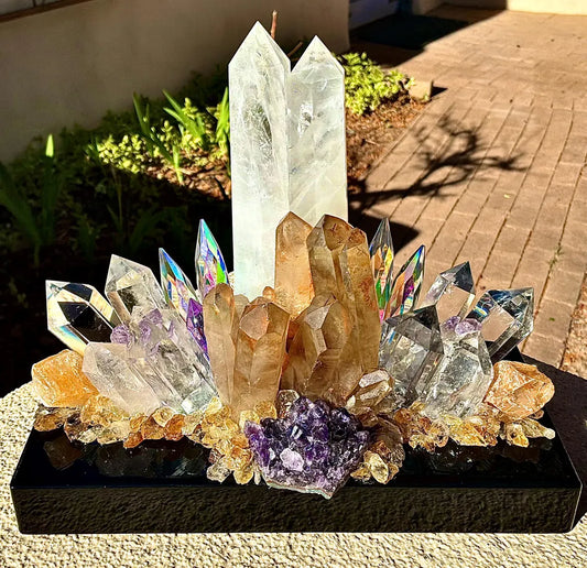 Fantastisk håndlaget ILLUMINATION QUARTZ LED Lampedekorasjon med 2 stk. Clear Quartz Towers, Ametyst Cluster, Raw Citrine