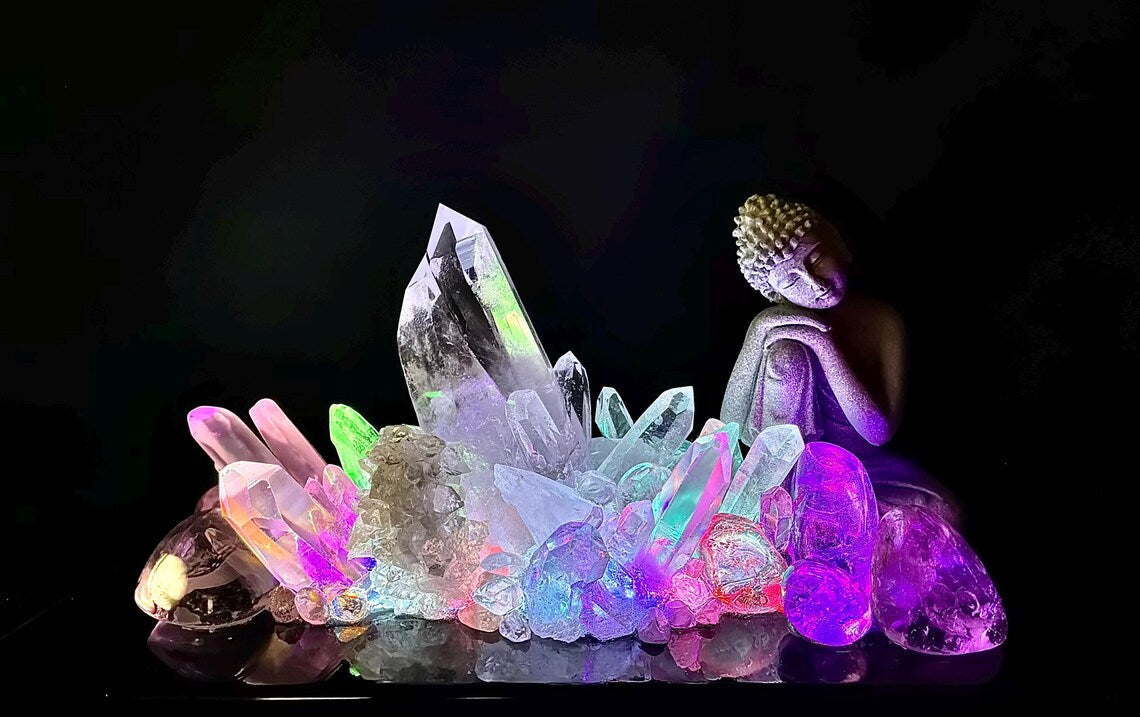 Fantastisk håndlaget Peaceful BUDDHA Quartz Krystall Lampedekorasjon med vario ledlys ,“ ILLUMINATED STILLNESS AND PEACEFUL ENERGY”