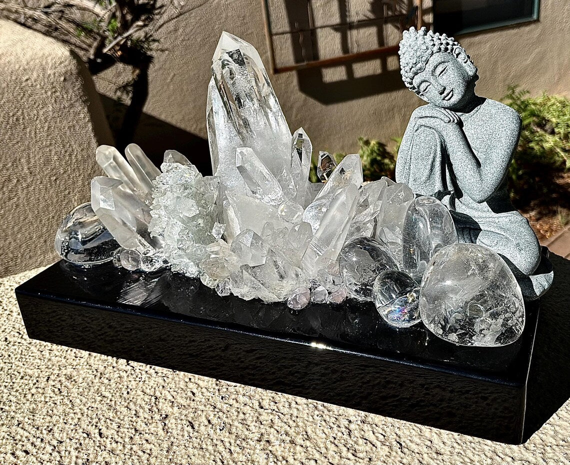 Fantastisk håndlaget Peaceful BUDDHA Quartz Krystall Lampedekorasjon med vario ledlys ,“ ILLUMINATED STILLNESS AND PEACEFUL ENERGY”