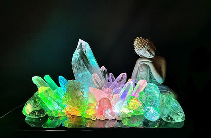 Fantastisk håndlaget Peaceful BUDDHA Quartz Krystall Lampedekorasjon med vario ledlys ,“ ILLUMINATED STILLNESS AND PEACEFUL ENERGY”