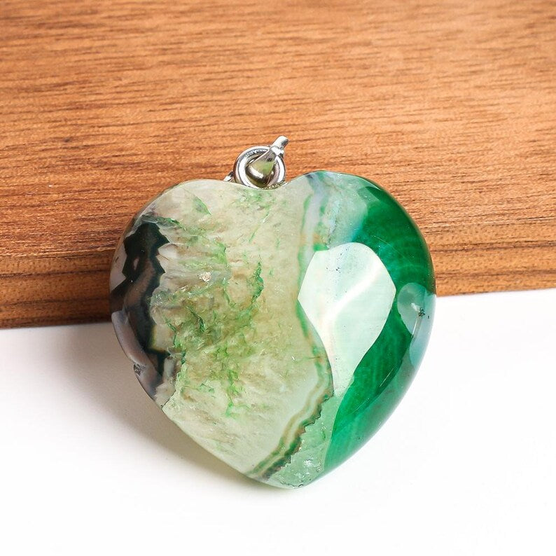 Nye Brazilian AGATE Hjerteanheng m/ Silverplated Kjede, Green - 30mm