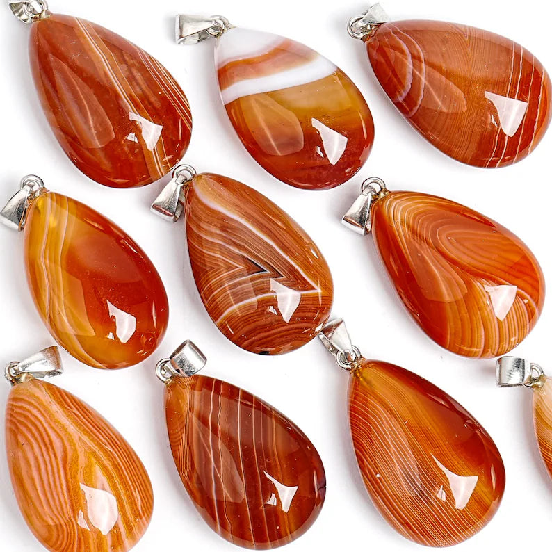 Nye Brazilian AGATE Teardrop - anheng m/ Silverplated Kjede, Red - 30mm