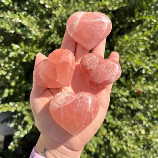 Sjedne og vakre Gemmy Rose Calcite Heart, Medium Size 40 - 50mm