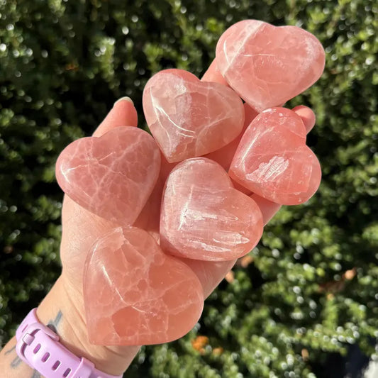 Sjedne og vakre Gemmy Rose Calcite Heart, Medium Size 50 - 60mm