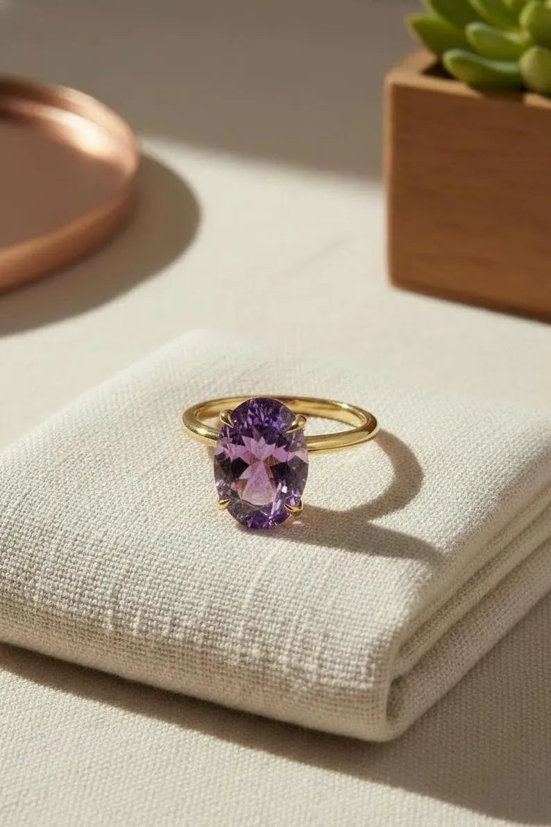 Vakker og Mareshia "Solitaire" enstens 10x8mm Ametyst Ring, Gold Vermeil ( 925s Silver )
