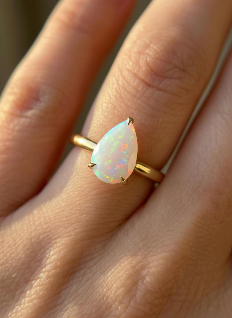 Vakker og Mareshia "Solitaire" enstens 9x7mm OPAL Ring, Gold Vermeil ( 925s Silver )