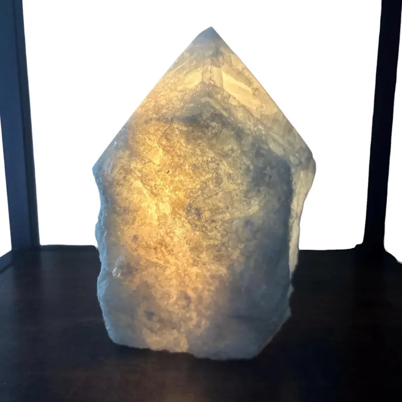 Large Blue Calcite Kvarts Råkrystall lampe m/trebase, ca. 15cm x 10cm - 2kg