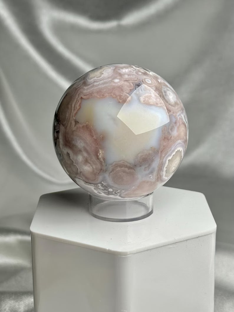 Vakker Flower Blossom Agate Sphere , ca. 65mm