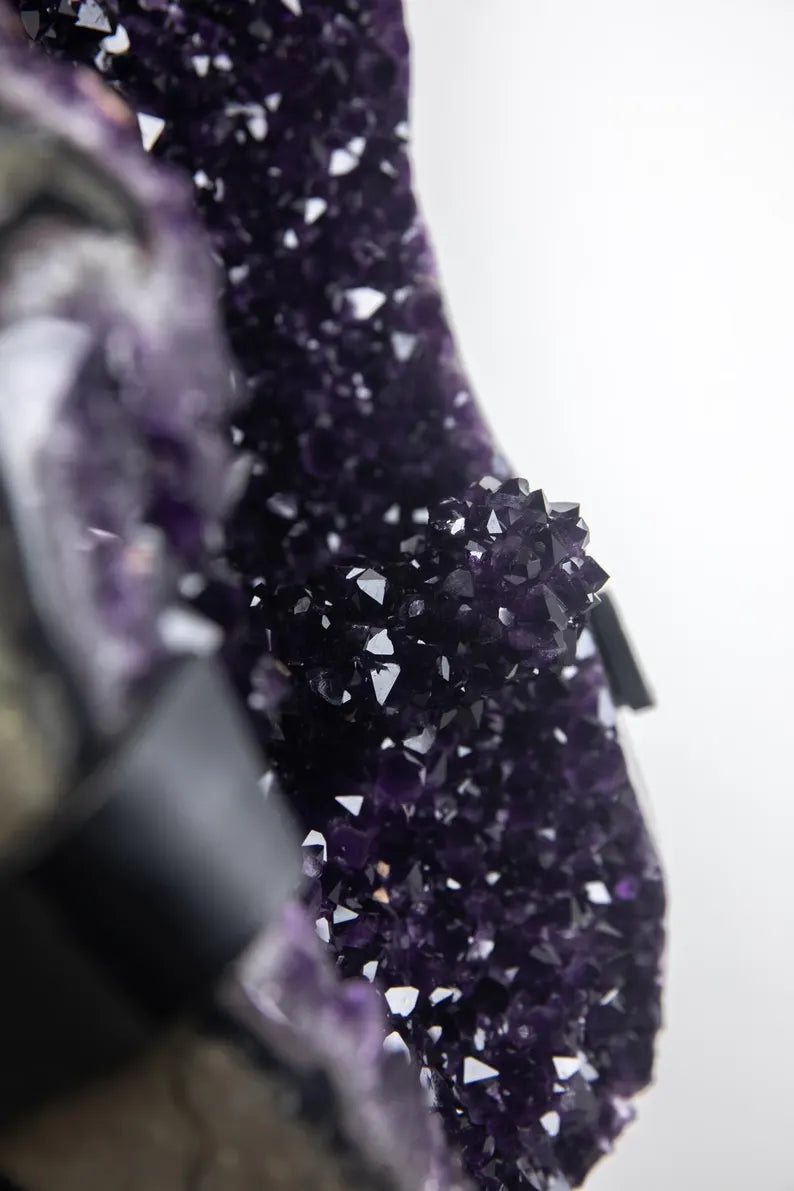 MÅNEDENS KUPP - 50% OFF + FREE FRAKT + BONUSGAVE / ARTIGA URUGUAY AMETYST EXTREME HIGH QUALITY, OPEN GEODE m/STATIV- 92x28x23cm, AWS0956