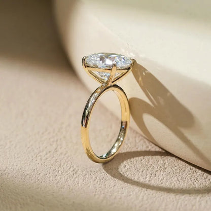 Vakker og Mareshia "Solitaire" enstens 10x8mm Simulated Diamond CZ Ring, Gold Vermeil ( 925s Silver )