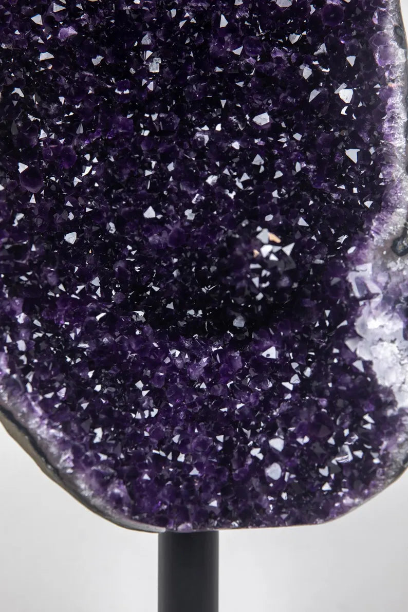 MÅNEDENS KUPP - 50% OFF + FREE FRAKT + BONUSGAVE / ARTIGA URUGUAY AMETYST EXTREME HIGH QUALITY, OPEN GEODE m/STATIV- 92x28x23cm, AWS0956