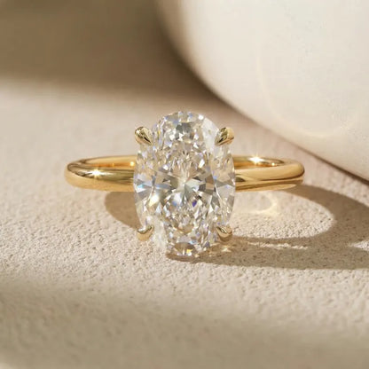 Vakker og Mareshia "Solitaire" enstens 10x8mm Simulated Diamond CZ Ring, Gold Vermeil ( 925s Silver )