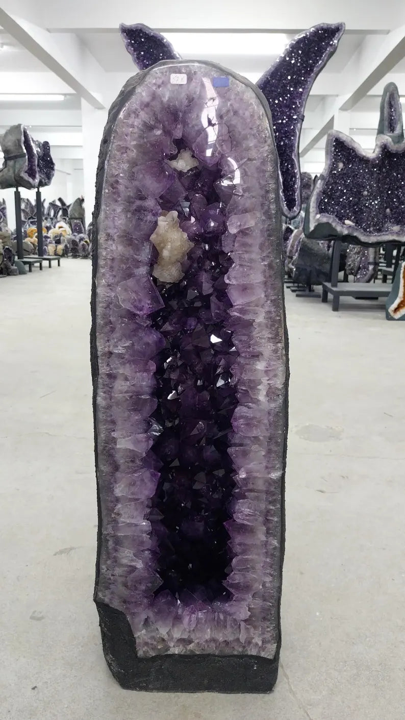 Månedens Utvalgte/ AMETYST GEODE W/CALCITE - Inntil 40% OFF + Fri Frakt - 75x25x29cm - 57Kg mined in Brazil - ALL INCLUSIVE