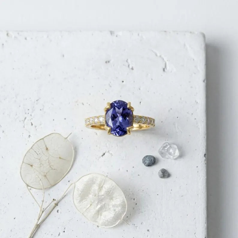 Vakker Art Deco "Solitaire" enstens Tanzanite 8x10mm Spinell Ring, Gold Vermeil ( 925s Silver )