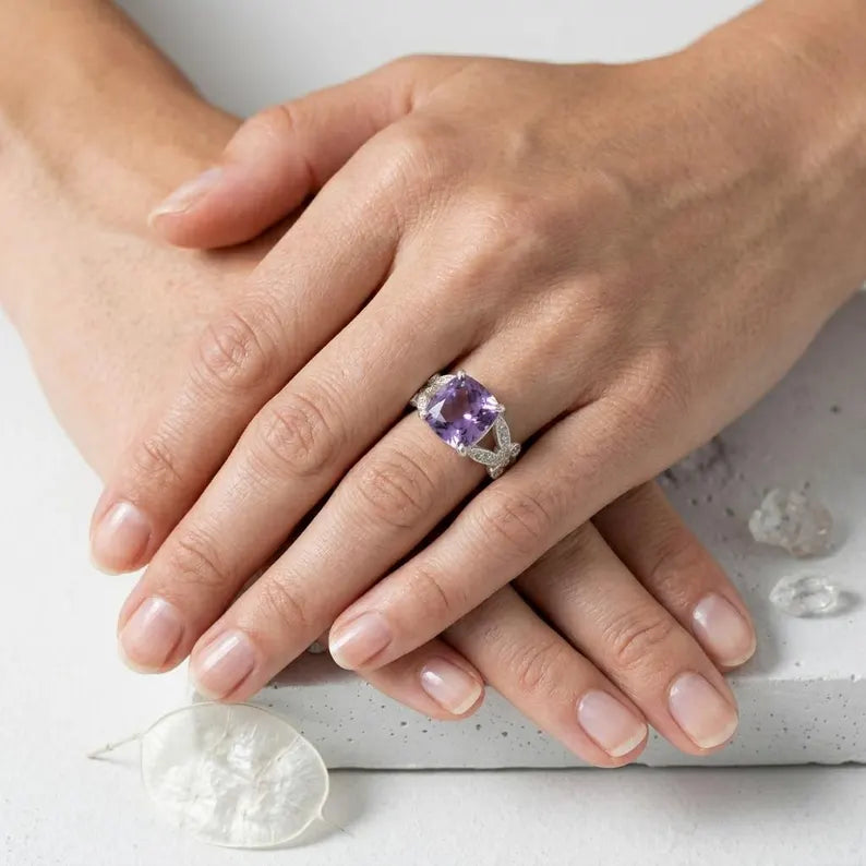 Ny og vakker Cushion Cut Sterling Silver Design Ring med Purple Ametystfarget sten ( Lab Created )