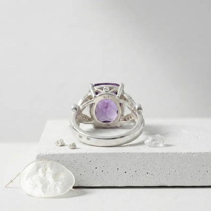 Ny og vakker Cushion Cut Sterling Silver Design Ring med Purple Ametystfarget sten ( Lab Created )