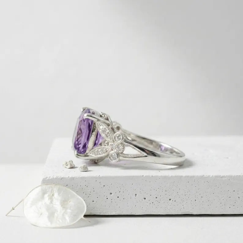 Ny og vakker Cushion Cut Sterling Silver Design Ring med Purple Ametystfarget sten ( Lab Created )