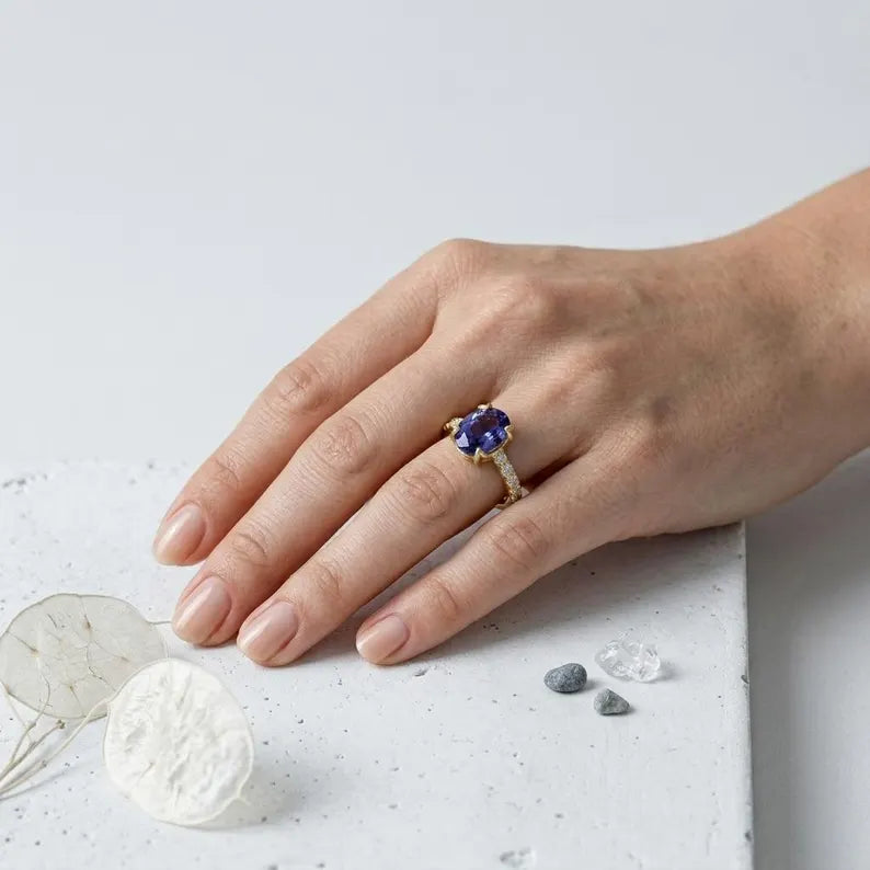 Vakker Art Deco "Solitaire" enstens Tanzanite 8x10mm Spinell Ring, Gold Vermeil ( 925s Silver )