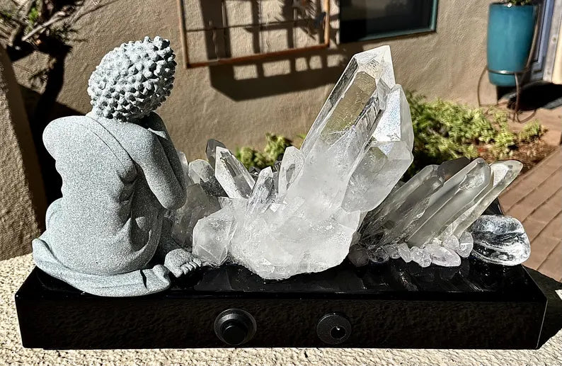Fantastisk håndlaget Peaceful BUDDHA Quartz Krystall Lampedekorasjon med vario ledlys ,“ ILLUMINATED STILLNESS AND PEACEFUL ENERGY”