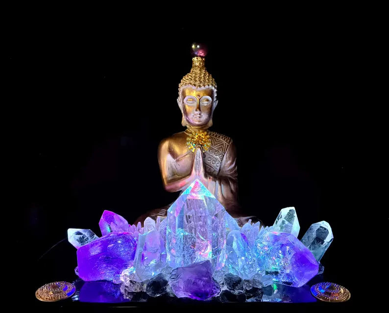 Fantastisk håndlaget Kvarts Krystall Lampedekorasjon med bla. Ametyst, Aura Quartz og Klar Kvarts, GOLDEN SITTING BUDDHA Design - “ STAR SEED SACRED SPIRITUAL GROWTH "