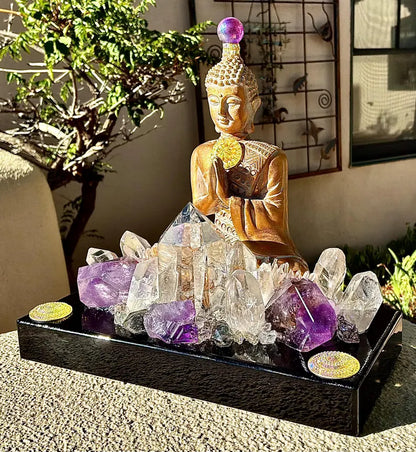 Fantastisk håndlaget Kvarts Krystall Lampedekorasjon med bla. Ametyst, Aura Quartz og Klar Kvarts, GOLDEN SITTING BUDDHA Design - “ STAR SEED SACRED SPIRITUAL GROWTH "