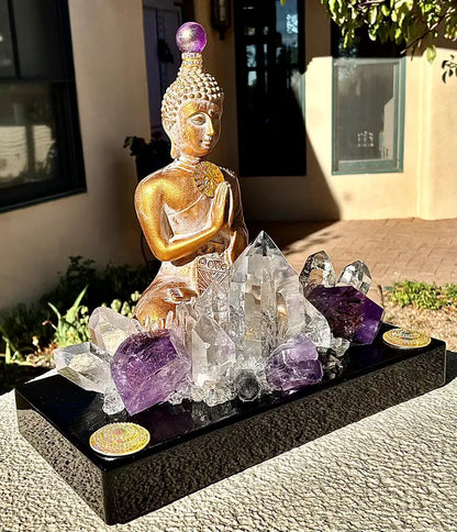 Fantastisk håndlaget Kvarts Krystall Lampedekorasjon med bla. Ametyst, Aura Quartz og Klar Kvarts, GOLDEN SITTING BUDDHA Design - “ STAR SEED SACRED SPIRITUAL GROWTH "