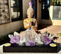 Fantastisk håndlaget Kvarts Krystall Lampedekorasjon med bla. Ametyst, Aura Quartz og Klar Kvarts, GOLDEN SITTING BUDDHA Design - “ STAR SEED SACRED SPIRITUAL GROWTH "