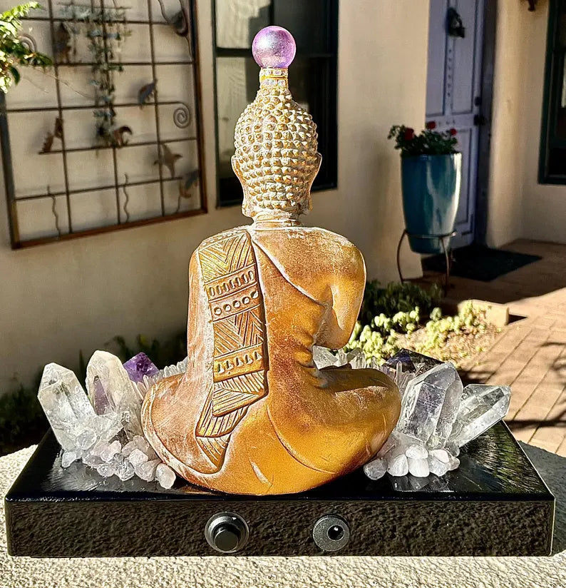 Fantastisk håndlaget Kvarts Krystall Lampedekorasjon med bla. Ametyst, Aura Quartz og Klar Kvarts, GOLDEN SITTING BUDDHA Design - “ STAR SEED SACRED SPIRITUAL GROWTH "