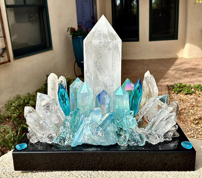 Fantastisk, ny håndlaget Kvarts Krystall Lampedekorasjon med bla. vario ledlys - Blue Aura Quartz Quartz og Klar Kvarts , “ A COOLING VIBRANT ENERGY FLOWS THROUGH FLOR CELESTE”