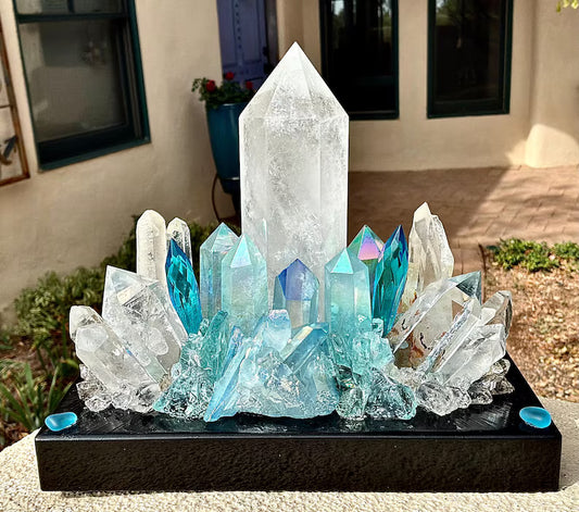 Fantastisk, ny håndlaget Kvarts Krystall Lampedekorasjon med bla. vario ledlys - Blue Aura Quartz Quartz og Klar Kvarts , “ A COOLING VIBRANT ENERGY FLOWS THROUGH FLOR CELESTE”