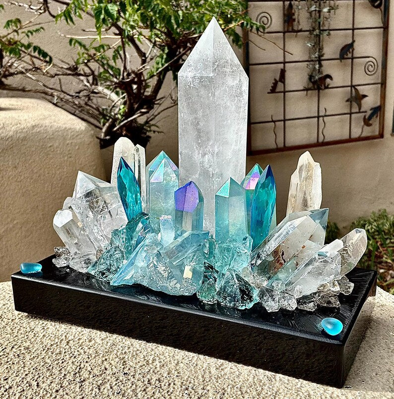 Fantastisk, ny håndlaget Kvarts Krystall Lampedekorasjon med bla. vario ledlys - Blue Aura Quartz Quartz og Klar Kvarts , “ A COOLING VIBRANT ENERGY FLOWS THROUGH FLOR CELESTE”