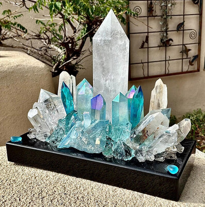 Fantastisk, ny håndlaget Kvarts Krystall Lampedekorasjon med bla. vario ledlys - Blue Aura Quartz Quartz og Klar Kvarts , “ A COOLING VIBRANT ENERGY FLOWS THROUGH FLOR CELESTE”