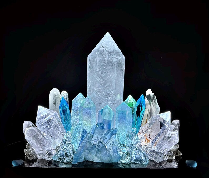Fantastisk, ny håndlaget Kvarts Krystall Lampedekorasjon med bla. vario ledlys - Blue Aura Quartz Quartz og Klar Kvarts , “ A COOLING VIBRANT ENERGY FLOWS THROUGH FLOR CELESTE”