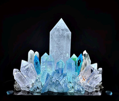 Fantastisk, ny håndlaget Kvarts Krystall Lampedekorasjon med bla. vario ledlys - Blue Aura Quartz Quartz og Klar Kvarts , “ A COOLING VIBRANT ENERGY FLOWS THROUGH FLOR CELESTE”