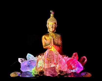 Fantastisk håndlaget Kvarts Krystall Lampedekorasjon med bla. Ametyst, Aura Quartz og Klar Kvarts, GOLDEN SITTING BUDDHA Design - “ STAR SEED SACRED SPIRITUAL GROWTH "