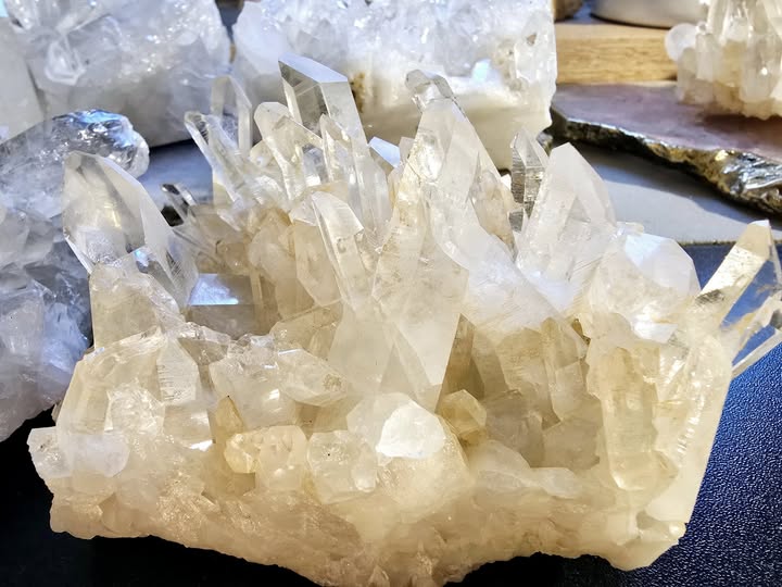 Exclusivt Large Lemurian Arkansas Clear Quartz Cluster, ca. 680gram, Large