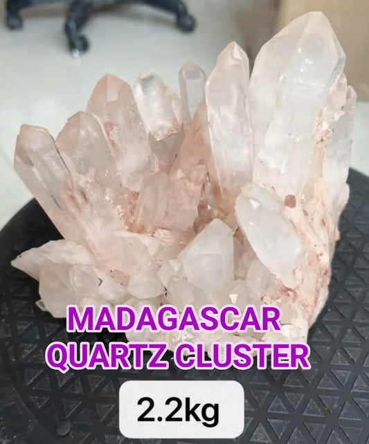 Naturlig Madagascar Quartz Cluster - 2.2kg med store Tårnspisser