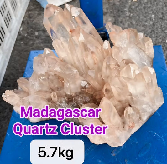 Naturlig Madagascar Quartz Cluster - 5.7kg med store Tårnspisser.