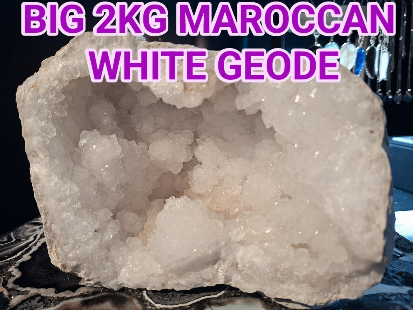 Superflott og stor Maroccan White Quartz Geode ca. 2KG