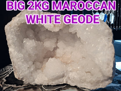 Superflott og stor Maroccan White Quartz Geode ca. 2KG, ca. 16 x 13 x 10cm