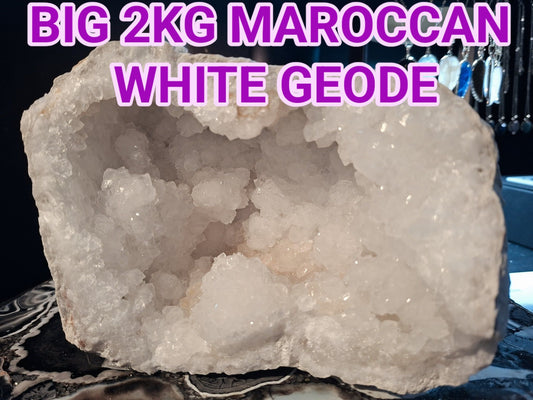 Superflott og stor Maroccan White Quartz Geode ca. 2KG