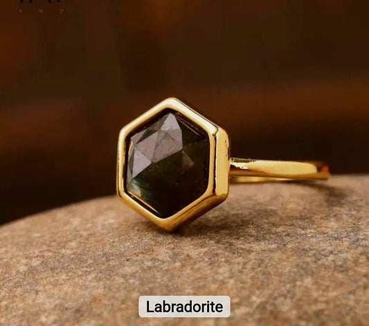 Nye MICCI Design Natural Labradorite Stone Ring, 18K Goldplated, one size - justerbar, 6 kantet