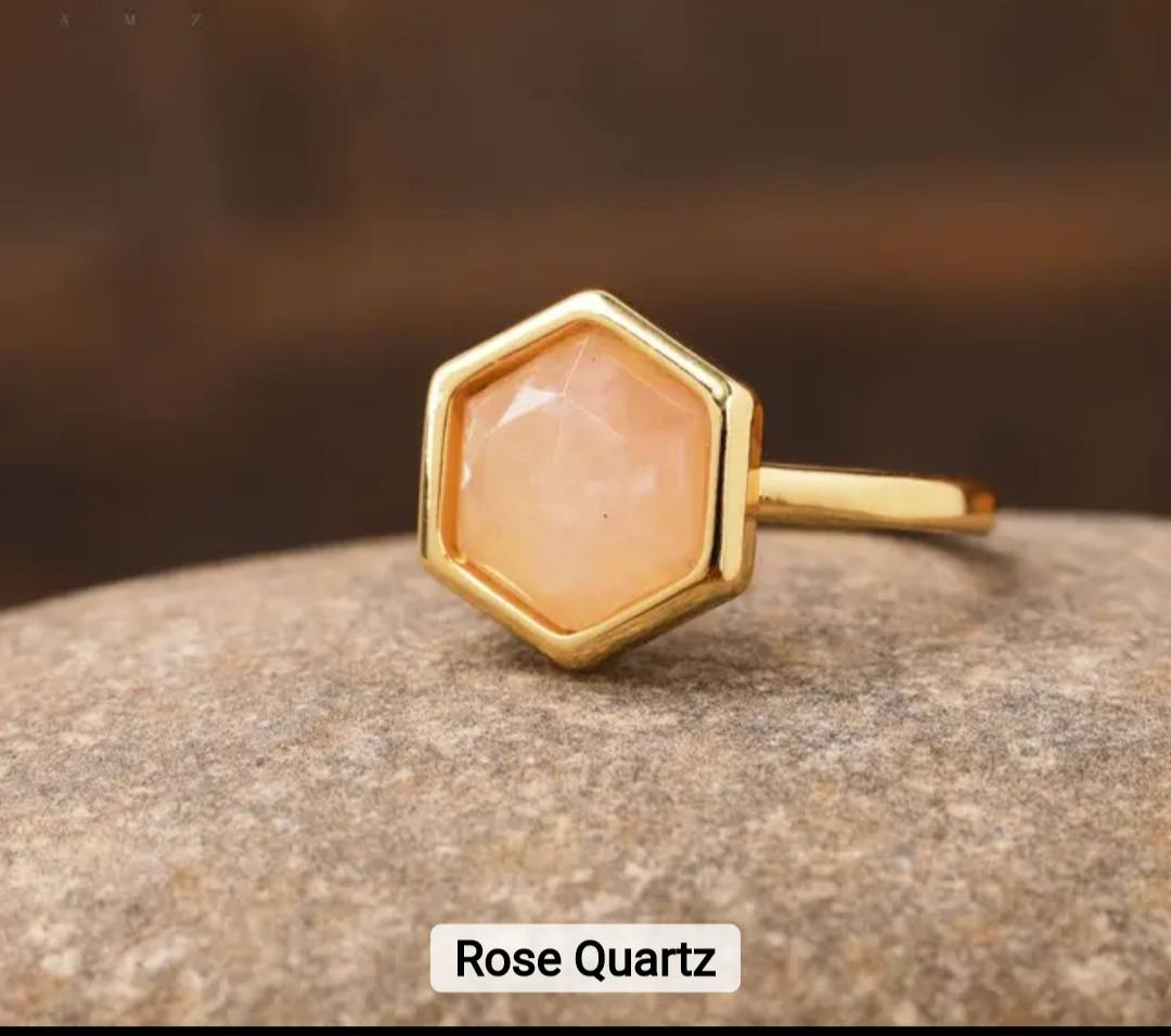 Nye MICCI Design Natural Rose Quartz Stone Ring, 18K Goldplated, one size - justerbar, 6 kantet