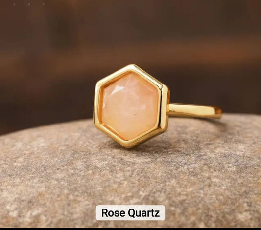 Nye MICCI Design Natural Rose Quartz Stone Ring, 18K Goldplated, one size - justerbar, 6 kantet