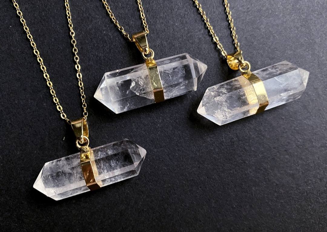 Nye, dobbelt terminert Clear Quartz anheng med kjede , Gold Electroplated