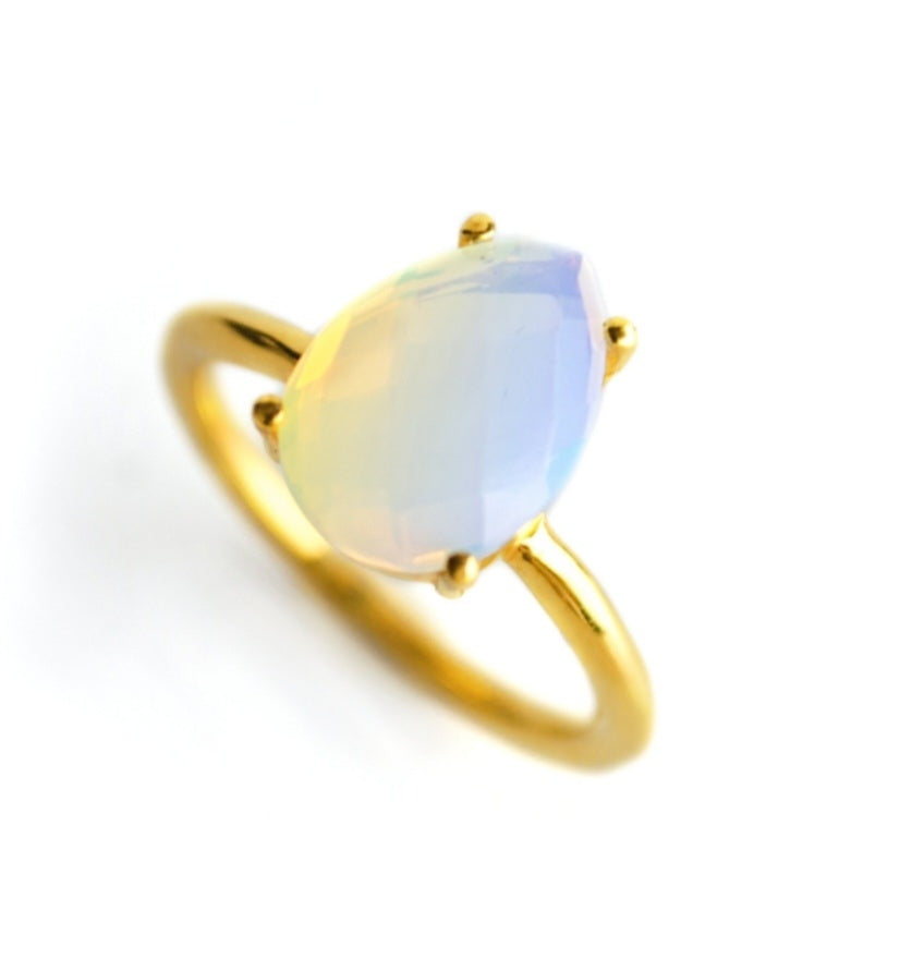 Vakre "Solitair Tear Drop" Designring m/enkel innfatning og 12x9mm sten, OPALITE - October Birthstone